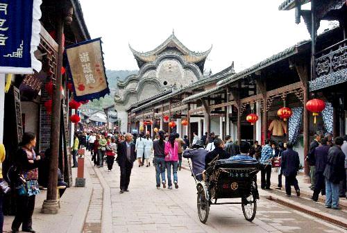 张婧仪化冬日梅子妆温柔清纯 雪地比耶软糯可爱